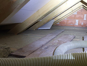 Zateplení stropu rodinného domu pomocí foukané izolace